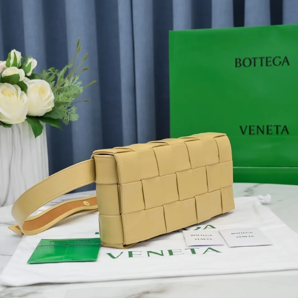 #B家 Rubik's cube woven bag has a simple triangular 🔻 design on the shoulder strap. It is officially introduced as a crossbody bag, but it can be used as a chest bag, a waist bag or in the hand. It feels great in the hand, and the shoulder strap can also be used as a belt. This design is relatively niche and not easy to hit! Men's bags are really popular these days. They are unisex and can also be used as couple's styles👩‍❤️‍💋‍👨. The shape is a classic lntrecciato woven design, with magnetic buckle, waxed calfskin + suede lining, showing classic elements, low-key without losing quality🧚🏻‍♀️ Size: 24x14x4cm 6712#